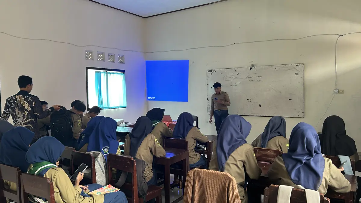 Rava berbagi pengetahuan kepada teman sekelasnya.