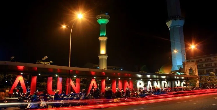 Ramainya Malam di Alun-Alun Kota Bandung