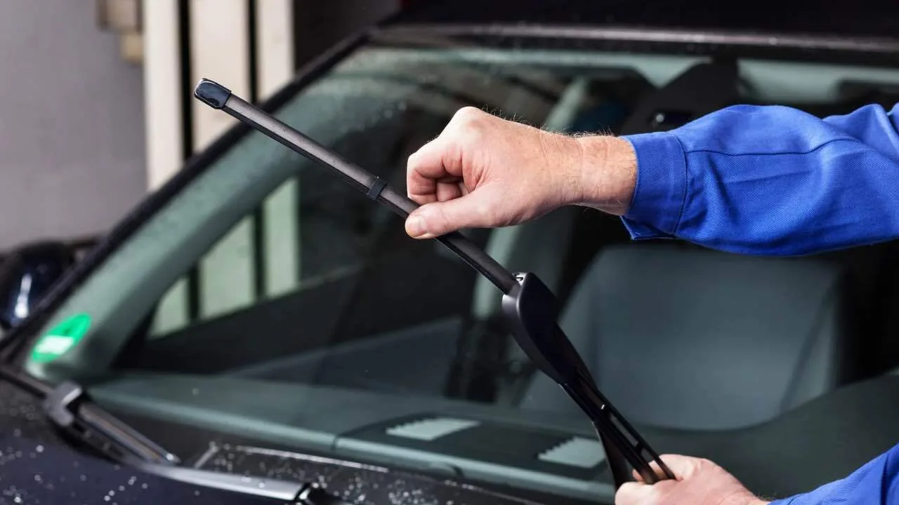 Perbedaan Wiper Frameless dan Frame, Mana Lebih Bagus?