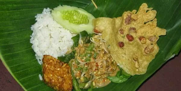 Nasi Pecel Mbah Suti, Pecel Special Untuk Para Manusia Nokturnal