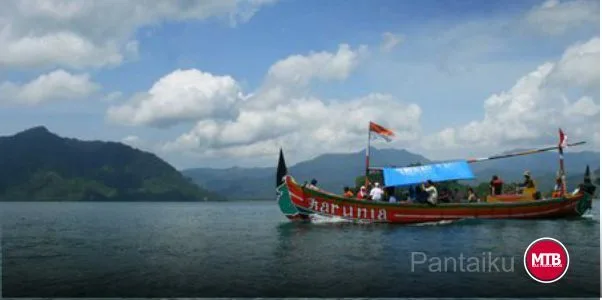 Serunya Naik Perahu di Pantai Pasir Putih Trenggalek, Ini Dia Tarifnya!
