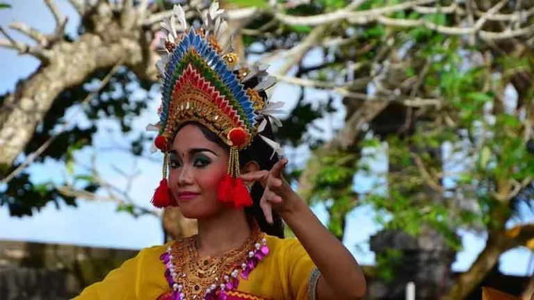 Keren, Bali Menerapkan Hari Busana Adat Setiap Kamis